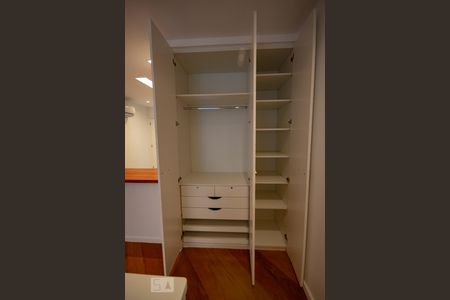 Sala - armários de apartamento para alugar com 2 quartos, 80m² em Leblon, Rio de Janeiro
