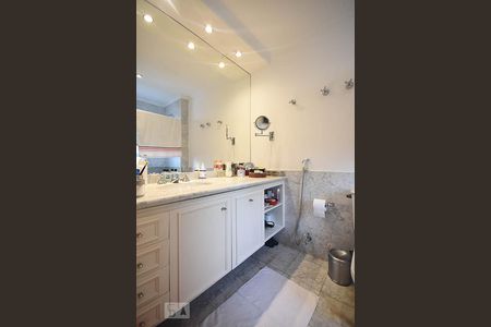 Apartamento à venda com 400m², 4 quartos e 6 vagasBanheiro 1 da Suíte 3