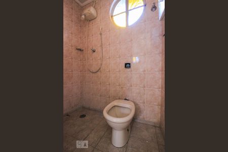 Banheiro de Serviço de casa à venda com 2 quartos, 130m² em Água Fria, São Paulo