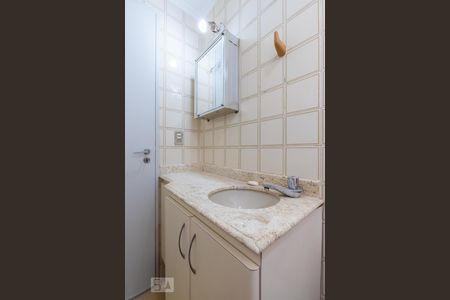 Banheiro da suíte de kitnet/studio para alugar com 1 quarto, 48m² em Botafogo, Campinas
