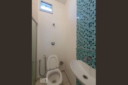 Banheiro da suíte de casa para alugar com 2 quartos, 80m² em Jardim da Glória, São Paulo