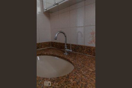 Banheiro de apartamento para alugar com 2 quartos, 60m² em Parque Tomas Saraiva, São Paulo