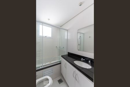 Banheiro da suíte de apartamento para alugar com 2 quartos, 75m² em Vila Suzana, São Paulo