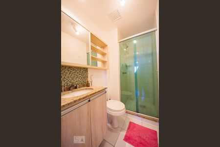 Banheiro de apartamento à venda com 2 quartos, 64m² em São Geraldo, Porto Alegre