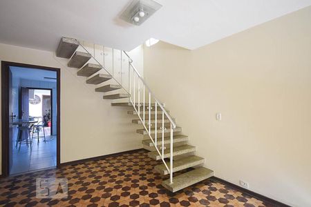 Escada de casa para alugar com 2 quartos, 125m² em Jardim Monte Kemel, São Paulo