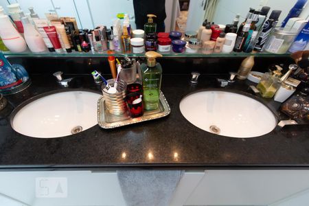 Apartamento para alugar com 253m², 4 quartos e 4 vagas Apartamento para alugar com 253m², 4 quartos e 4 vagasBanheiro da suíte 1