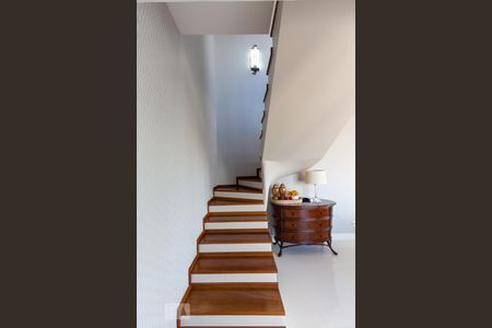 Apartamento para alugar com 253m², 4 quartos e 4 vagas Apartamento para alugar com 253m², 4 quartos e 4 vagasEscada para as suítes