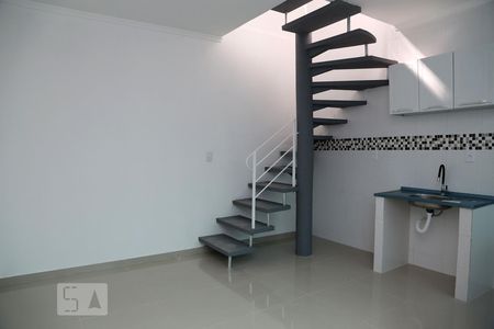 Sala/Cozinha de kitnet/studio para alugar com 1 quarto, 35m² em Parque Pinheiros, Taboão da Serra