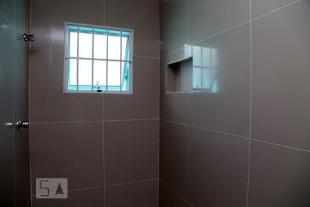 Banheiro de kitnet/studio para alugar com 1 quarto, 35m² em Parque Pinheiros, Taboão da Serra