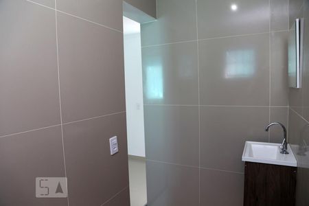 Banheiro de kitnet/studio para alugar com 1 quarto, 35m² em Parque Pinheiros, Taboão da Serra