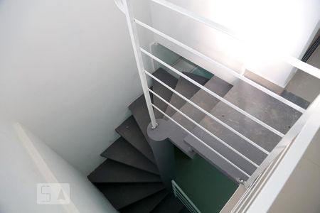 Escada de kitnet/studio para alugar com 1 quarto, 35m² em Parque Pinheiros, Taboão da Serra