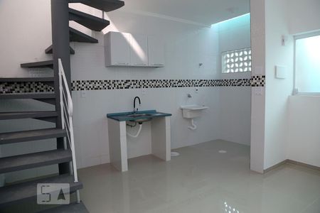 Sala/Cozinha de kitnet/studio para alugar com 1 quarto, 35m² em Parque Pinheiros, Taboão da Serra