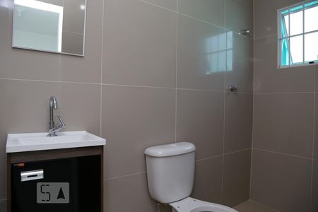 Banheiro de kitnet/studio para alugar com 1 quarto, 35m² em Parque Pinheiros, Taboão da Serra