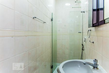 Banheiro de casa para alugar com 1 quarto, 55m² em Bangú, Santo André