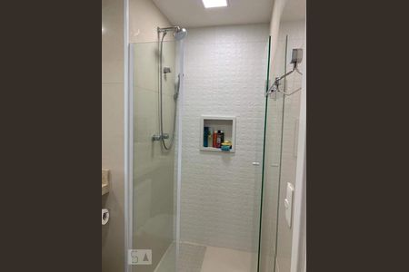 Banheiro de kitnet/studio para alugar com 1 quarto, 41m² em Várzea da Barra Funda, São Paulo