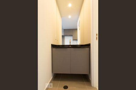 Banheiro de kitnet/studio para alugar com 1 quarto, 25m² em Cerqueira César, São Paulo