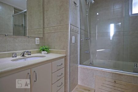 Banheiro - Suite de apartamento para alugar com 1 quarto, 56m² em Centro, Campinas