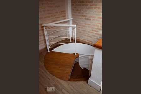 Apartamento à venda com 112m², 2 quartos e 1 vaga Apartamento à venda com 112m², 2 quartos e 1 vagaEscada