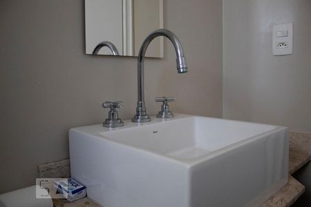 Apartamento à venda com 112m², 2 quartos e 1 vaga Apartamento à venda com 112m², 2 quartos e 1 vagaDetalhe Banheiro 1