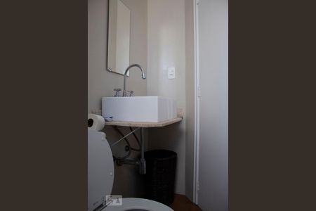 Apartamento à venda com 112m², 2 quartos e 1 vaga Apartamento à venda com 112m², 2 quartos e 1 vagaDetalhe Banheiro 1