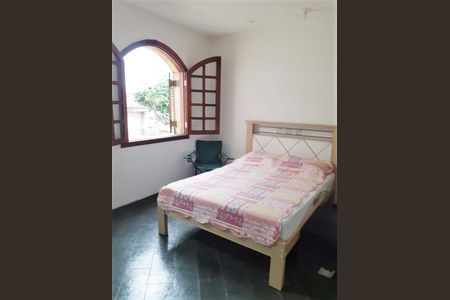 Casa à venda com 174m², 3 quartos e 4 vagas Casa à venda com 174m², 3 quartos e 4 vagasQuarto