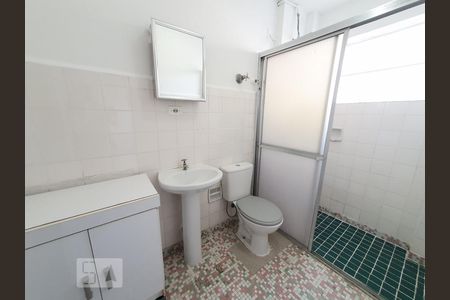 Banheiro de kitnet/studio para alugar com 1 quarto, 42m² em Sumarezinho, São Paulo