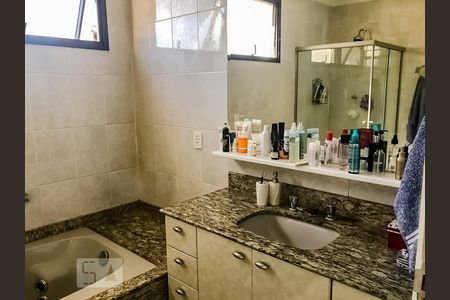 Apartamento à venda com 450m², 6 quartos e 5 vagas Apartamento à venda com 450m², 6 quartos e 5 vagasBanheiro da Suíte 3