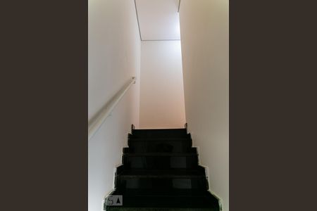 Escadas de casa de condomínio para alugar com 2 quartos, 67m² em Jardim Santa Emília, São Paulo
