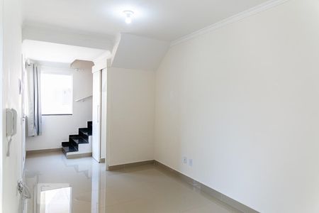 Sala de casa de condomínio para alugar com 2 quartos, 67m² em Jardim Santa Emília, São Paulo