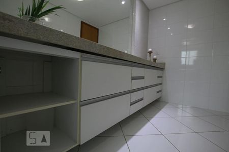 Apartamento para alugar com 190m², 3 quartos e 3 vagasBanheiro da Suíte 1 - Armarios