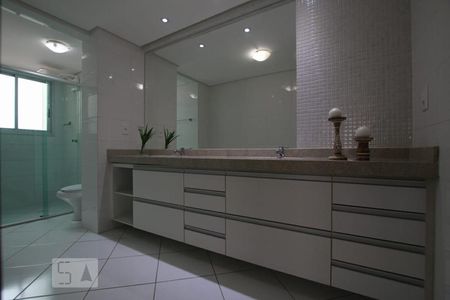 Apartamento para alugar com 190m², 3 quartos e 3 vagasBanheiro da Suíte 1