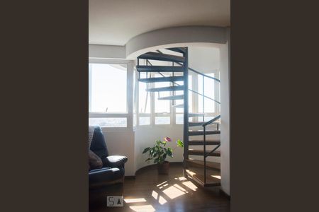Escada de apartamento para alugar com 3 quartos, 254m² em Vila Suzana, São Paulo