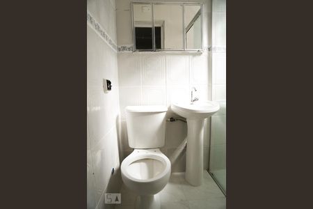 Banheiro de casa para alugar com 2 quartos, 48m² em Vila Guarani, São Paulo