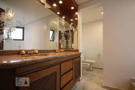 Apartamento à venda com 247m², 4 quartos e 3 vagasBanheiro da Suíte 2