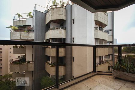 Apartamento à venda com 247m², 4 quartos e 3 vagasSuíte 2 Varanda