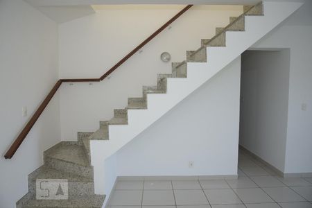 Apartamento à venda com 208m², 4 quartos e 2 vagasEscada