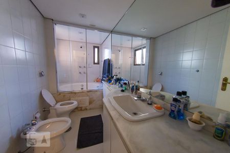 Apartamento à venda com 204m², 3 quartos e 3 vagasBanheiro da Suíte 1