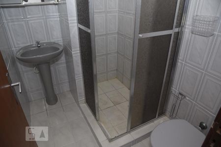 Casa de condomínio para alugar com 160m², 2 quartos e 3 vagasBanheiro do Quarto 1