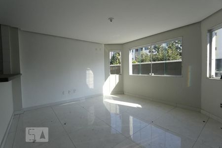 Sala de casa de condomínio para alugar com 3 quartos, 120m² em Tanque, Rio de Janeiro