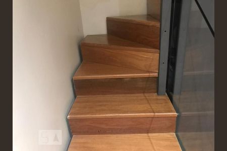 Apartamento para alugar com 220m², 3 quartos e 5 vagas Apartamento para alugar com 220m², 3 quartos e 5 vagasEscada