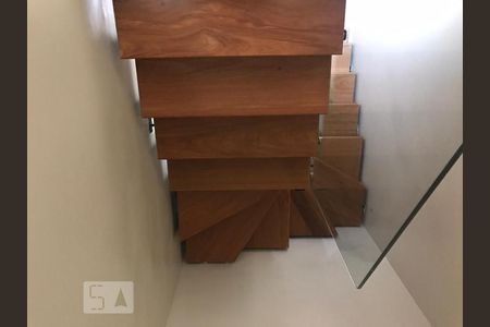 Apartamento para alugar com 220m², 3 quartos e 5 vagas Apartamento para alugar com 220m², 3 quartos e 5 vagasEscada