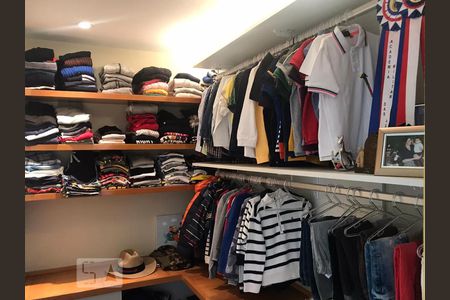 Apartamento para alugar com 220m², 3 quartos e 5 vagas Apartamento para alugar com 220m², 3 quartos e 5 vagasCloset