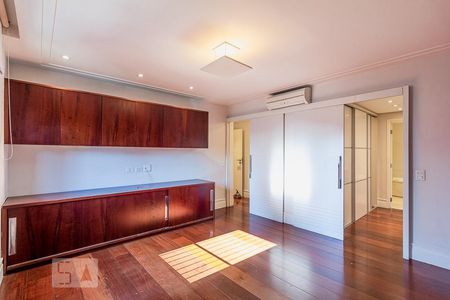 Primeira suíte de apartamento à venda com 3 quartos, 228m² em Moema, São Paulo