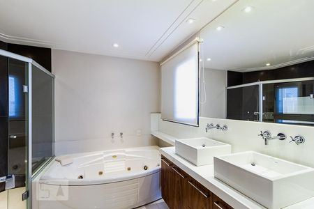Banheira da primeira suíte de apartamento à venda com 3 quartos, 228m² em Moema, São Paulo