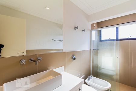 Apartamento à venda com 228m², 3 quartos e 4 vagasBanheiro da segunda suíte