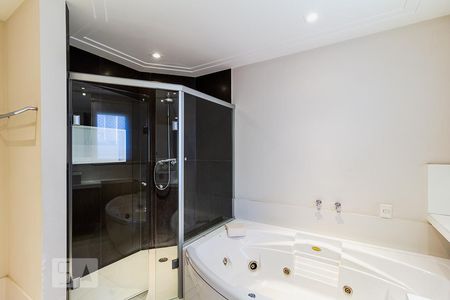 Apartamento à venda com 228m², 3 quartos e 4 vagasBanheiro da primeira suíte