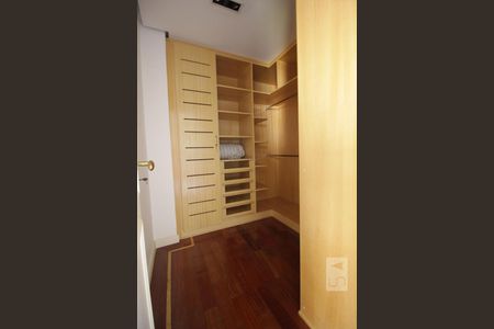 Apartamento à venda com 368m², 3 quartos e 4 vagasCloset