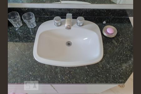 Apartamento à venda com 220m², 4 quartos e 3 vagasDetalhe do banheiro da suíte 1