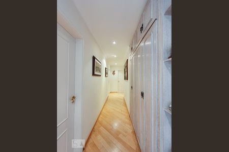 Apartamento à venda com 220m², 4 quartos e 3 vagasCorredor de acesso aos quartos