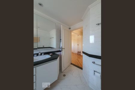 Apartamento à venda com 220m², 4 quartos e 3 vagasBanheiro da suíte 1